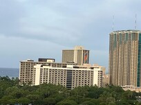 ヒルトンのレインボーカラーが見えました