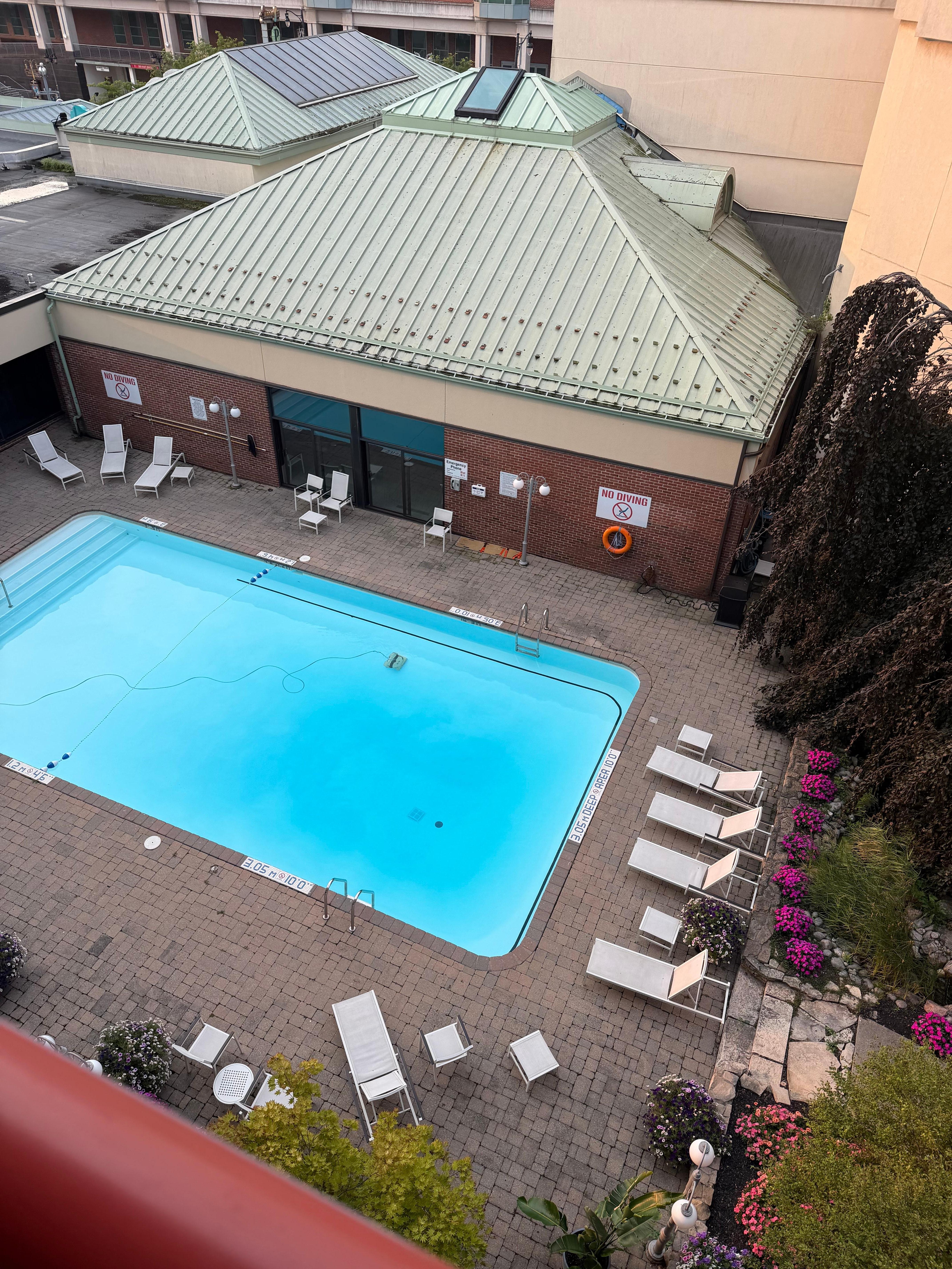 piscina non usata perché troppo fredda. 