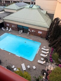 piscina non usata perché troppo fredda.