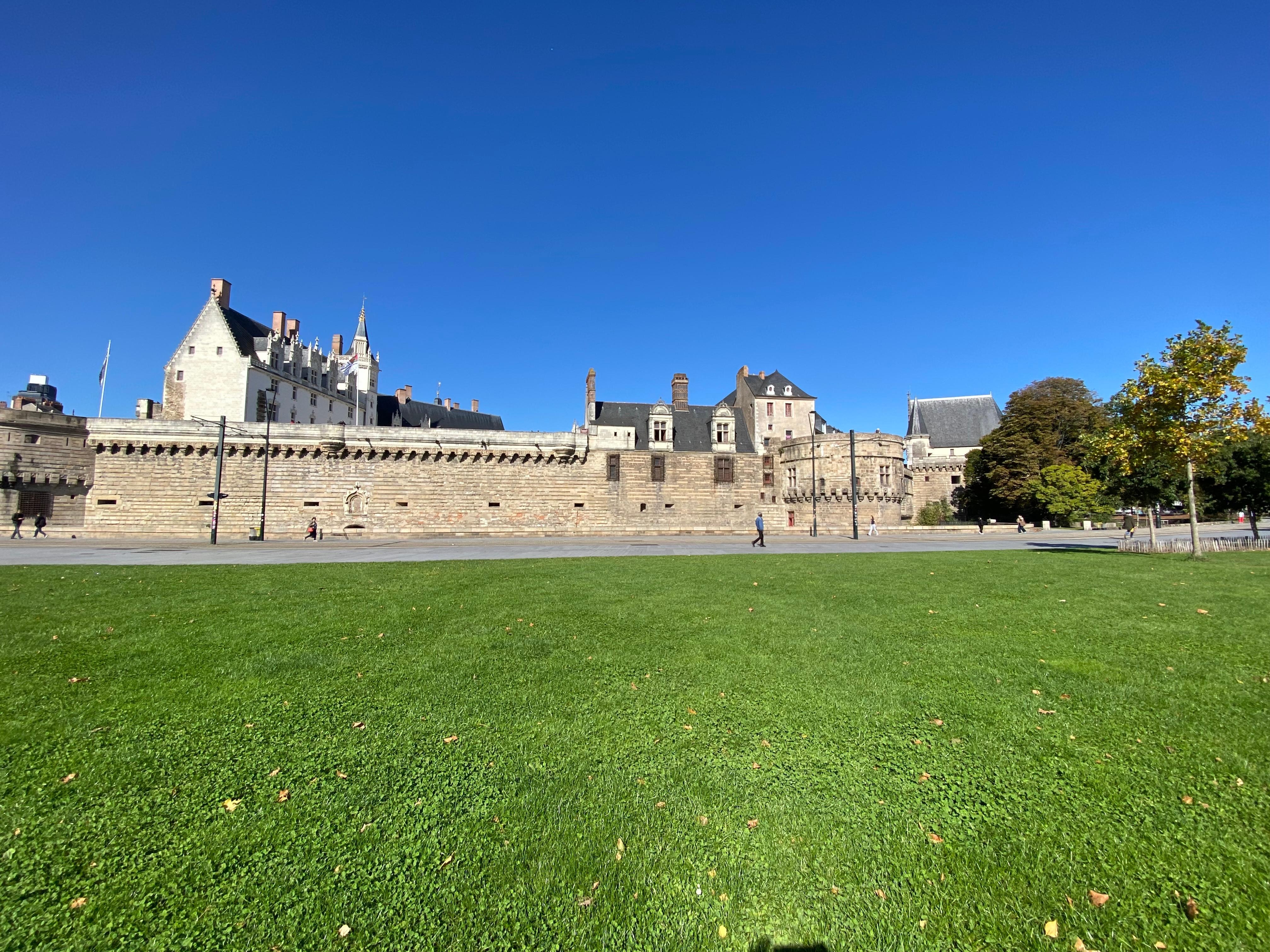 Walk to castle and shopping / food less than ten mins