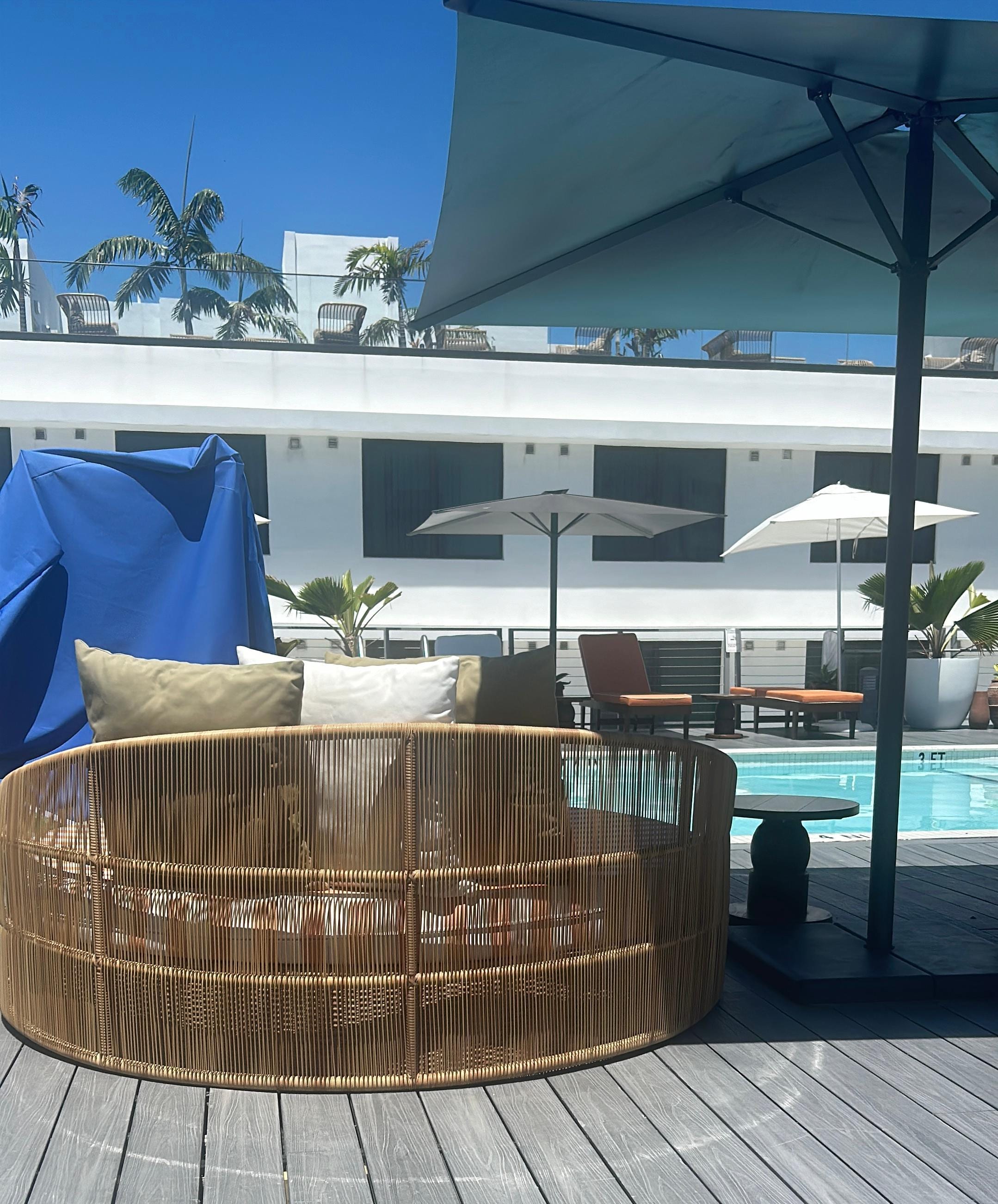 Piscina com vinho gratis das 17 as 18