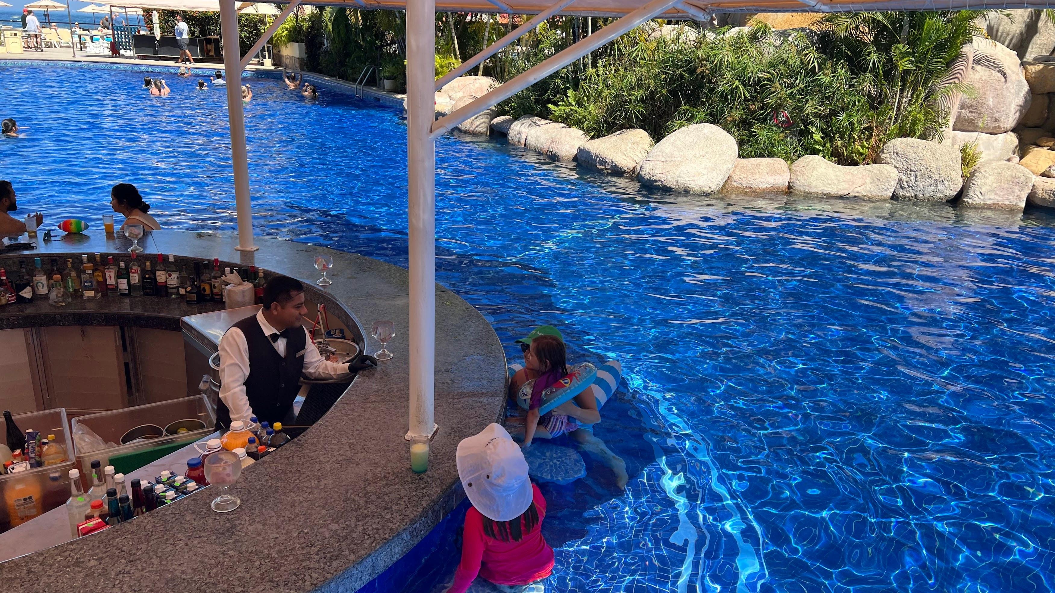 Swim Up Bar with fun virgin drinks for the kids!