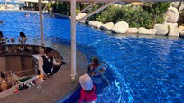 Swim Up Bar with fun virgin drinks for the kids!
