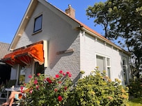 Haus rund herum bepflanzt