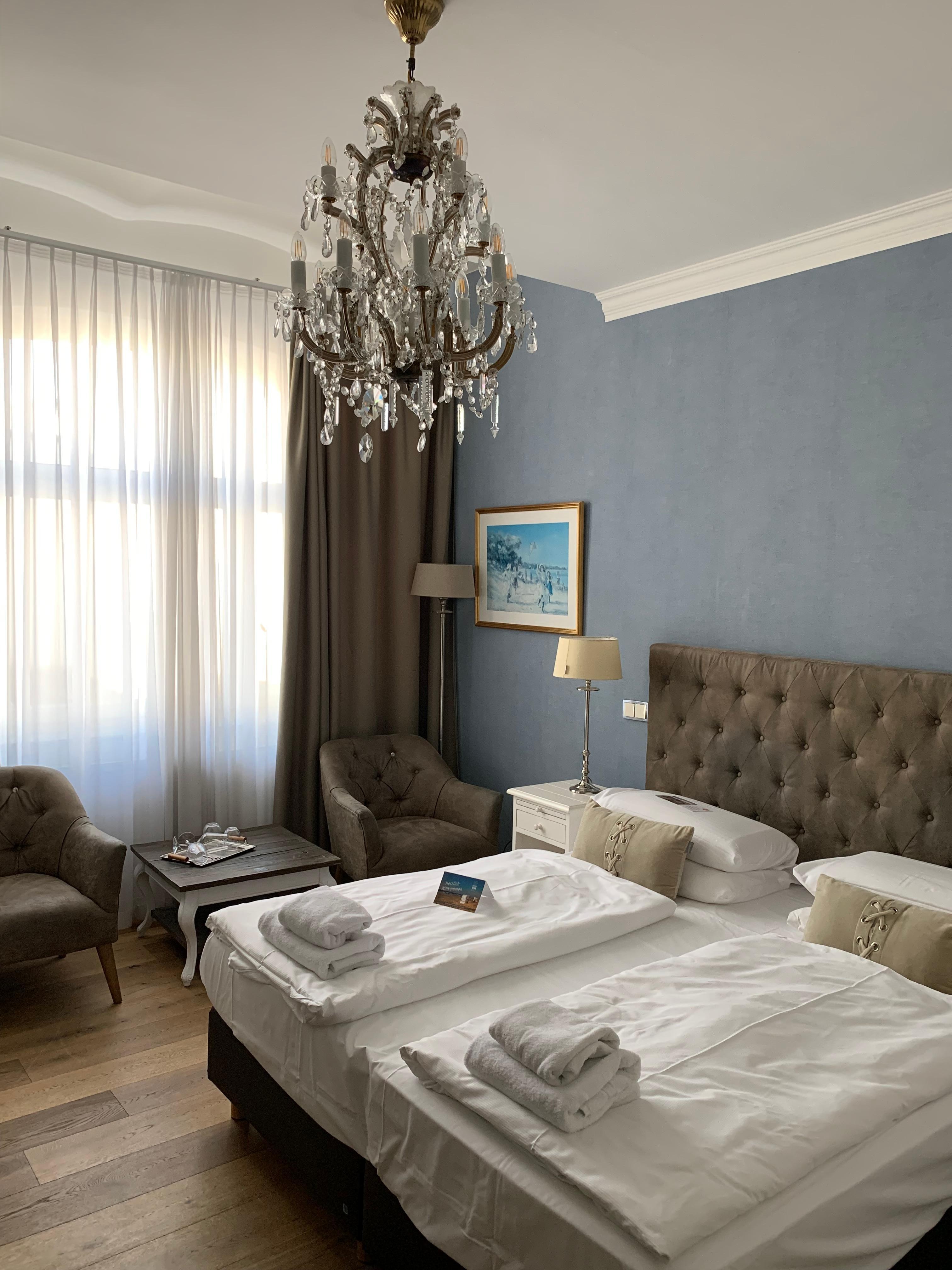 Süßes Zimmer mit Kronleuchter