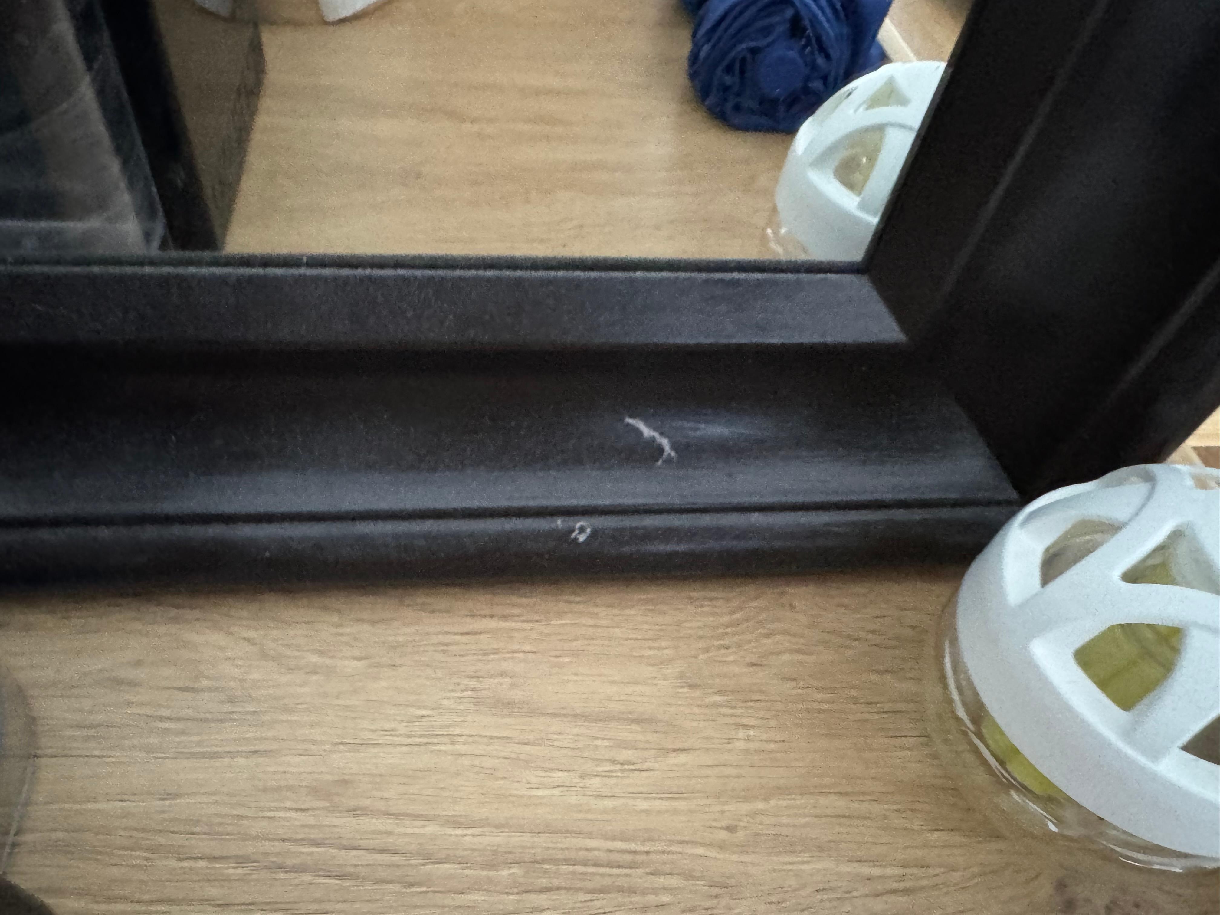 Huonekalut pölyisiä