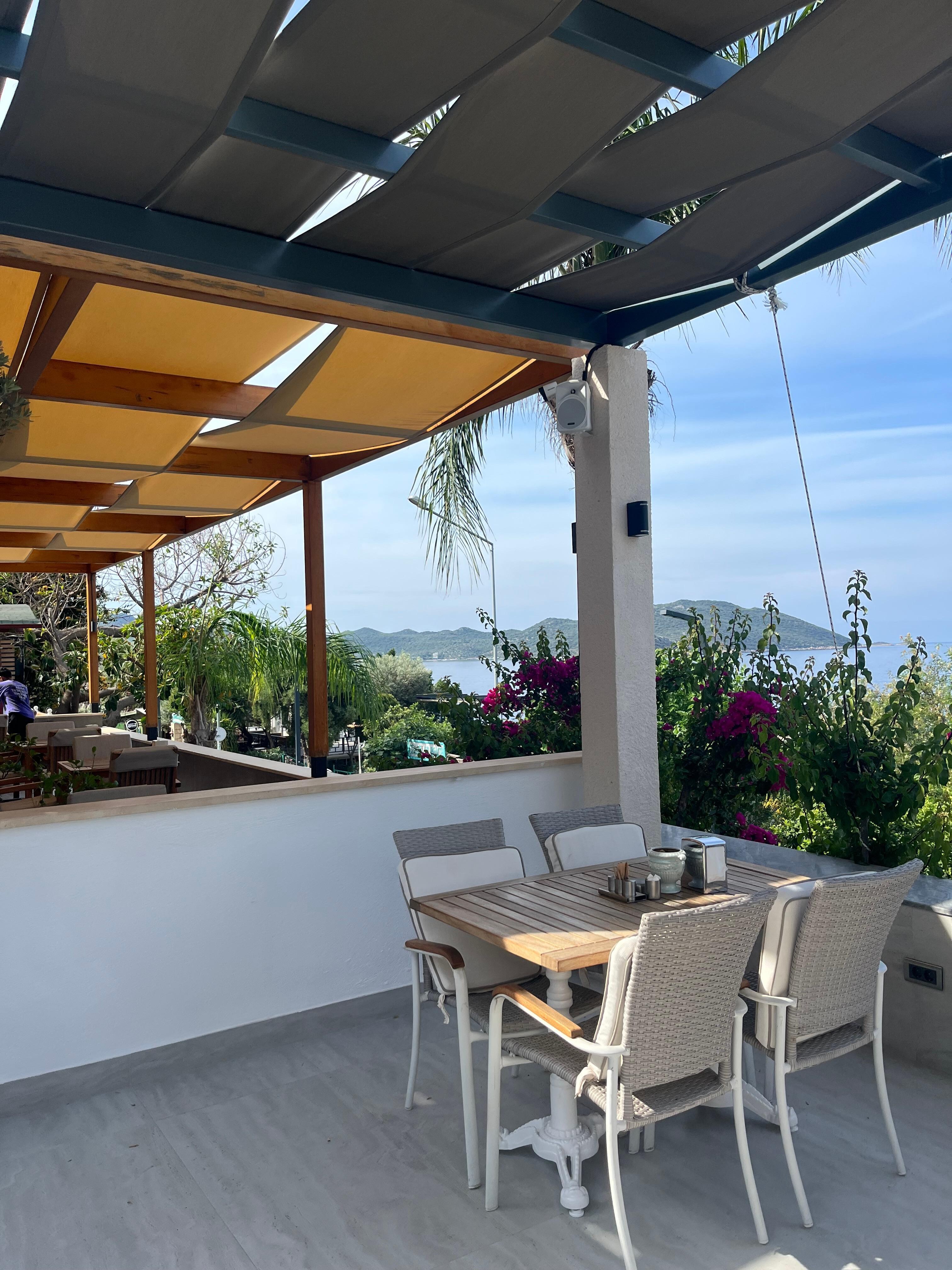 Patio/breakfast area