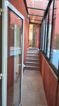 Zona tra camere e piscina esterna
