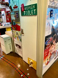 共用トイレ。個室内は清潔でした