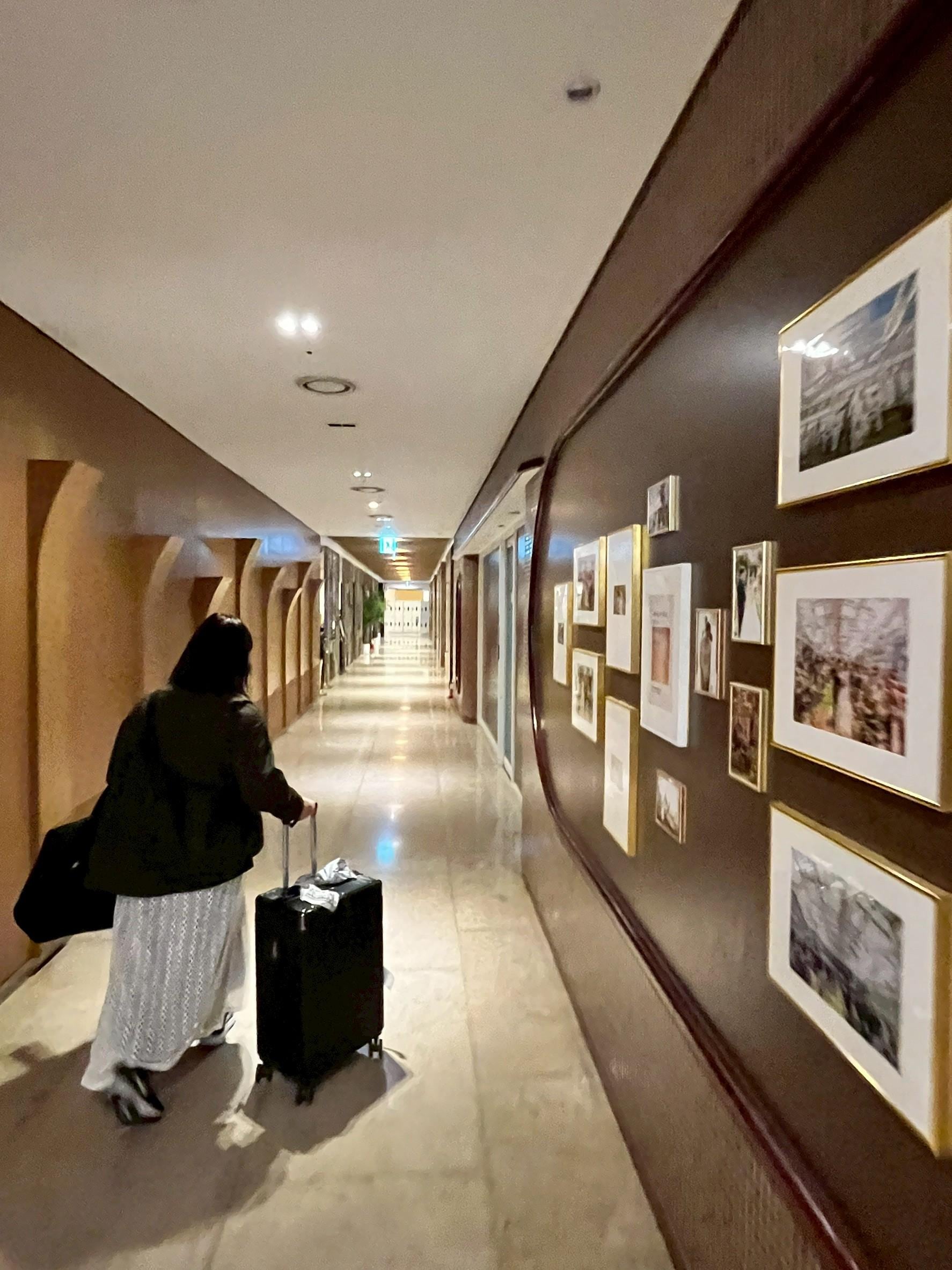 ホテルフロントへ続く3F廊下
エレベーターは2カ所
4基ずつ
フロント前にワオパスチャージ機があり便利