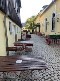 Vor den Zimmern im Hof
