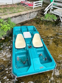 Great paddle boat, there are also lifevests available