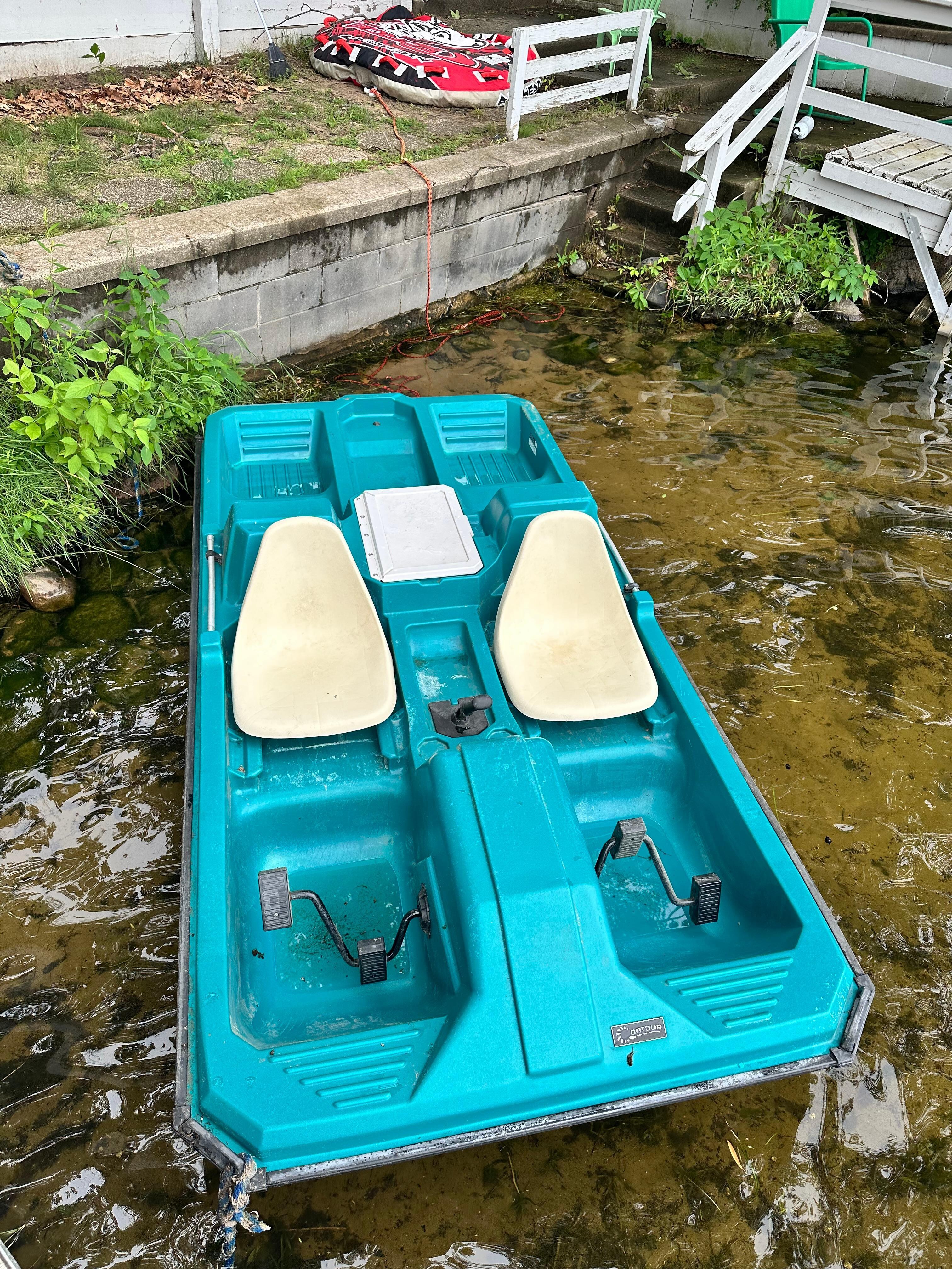 Great paddle boat, there are also lifevests available