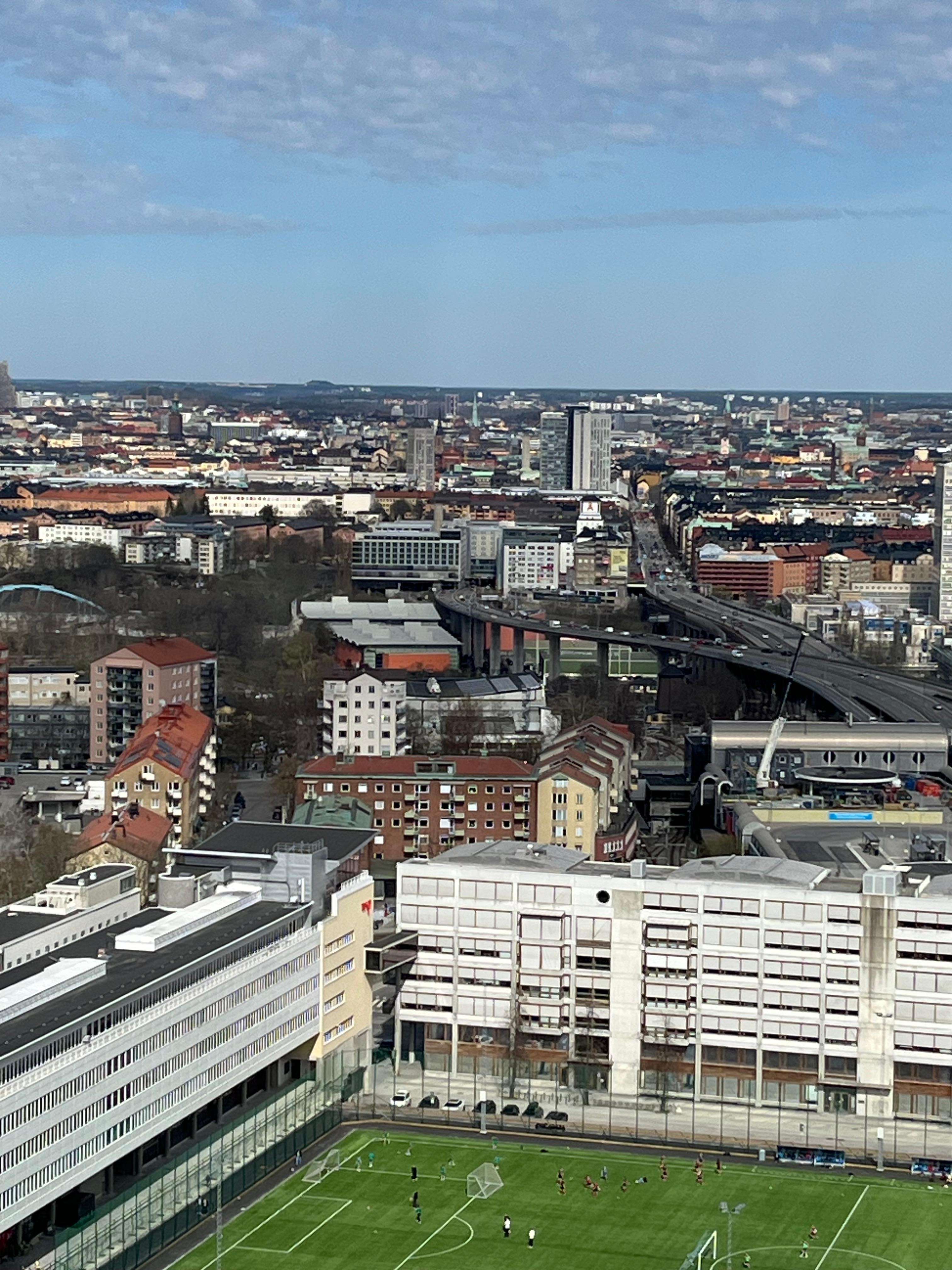 Hotellet set fra globen - det er den lange hvide bygning med mange vinduer der er placeret over motorvejen til venstre… vejen går under hotellet. 