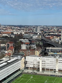 Hotellet set fra globen - det er den lange hvide bygning med mange vinduer der er placeret over motorvejen til venstre… vejen går under hotellet.