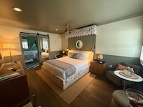 Super cute room! Very clean and really comfy bed!