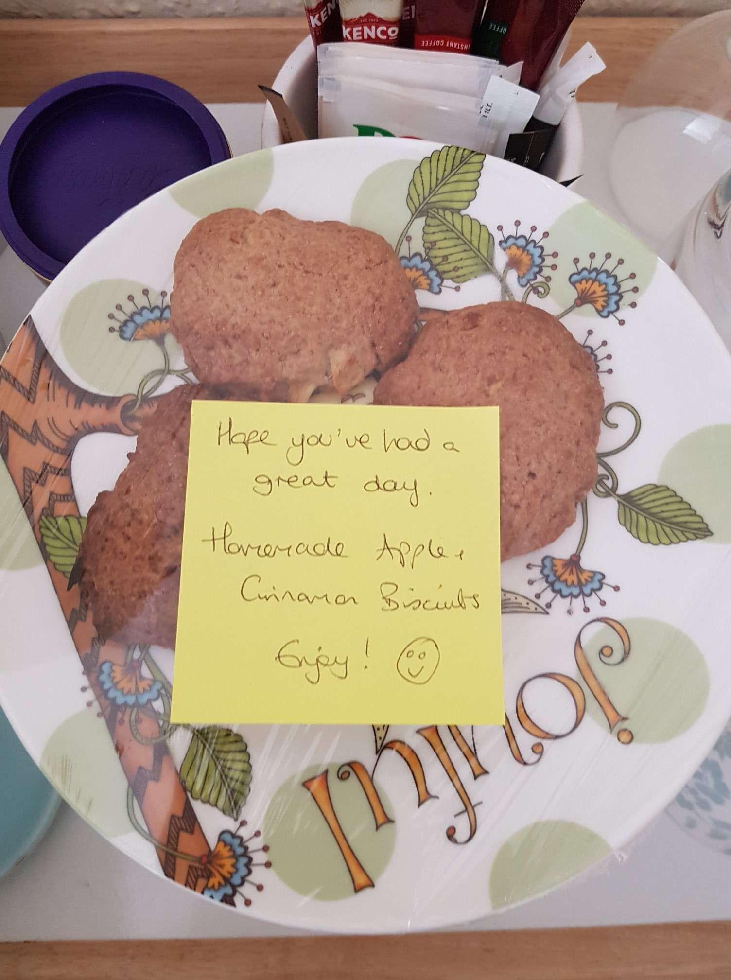 After Claire cleaning our room she left for us some homemade biscuits and a nice message. It was a lovely gesture. 