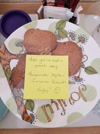 After Claire cleaning our room she left for us some homemade biscuits and a nice message. It was a lovely gesture.