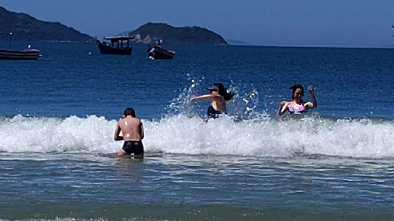 Praia enfrente a pousada estrela no mar