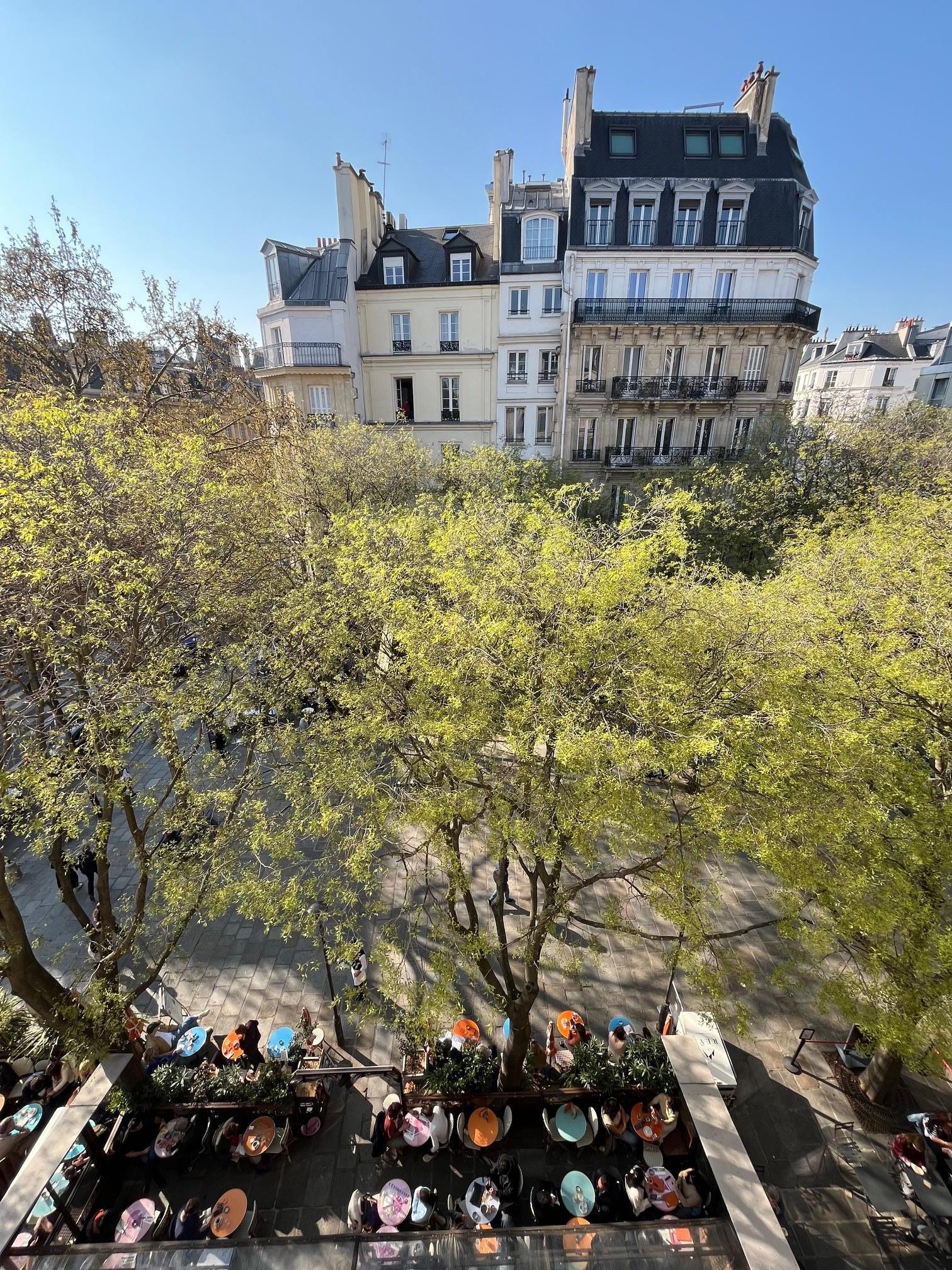 Utsikt från rummet mot det lilla torget vid Rue de Rivoli.