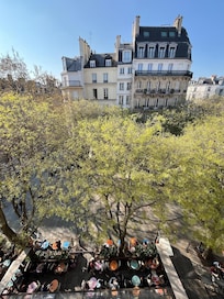 Utsikt från rummet mot det lilla torget vid Rue de Rivoli.