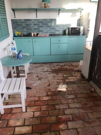 Cocina inundada si llueve. Para nada igual que en las fotos. Microondas lleno de agua.