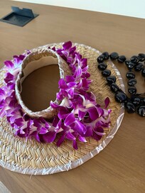 オーキッドのレイをかけてもらえます
メンズにはククイのネックレス