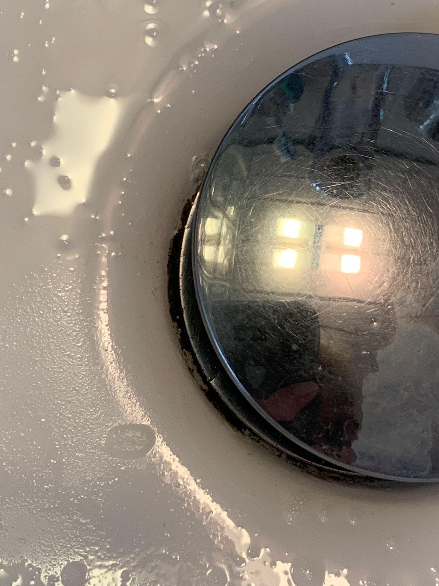 Hier hat schon eine Vorreinigung durch uns stattgefunden. Wir wollten uns ja auch waschen. Der schwarze Rand ist aber noch deutlich zu sehen.