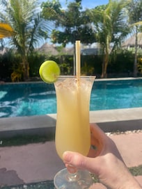 Drink by the pool. Por que non ?