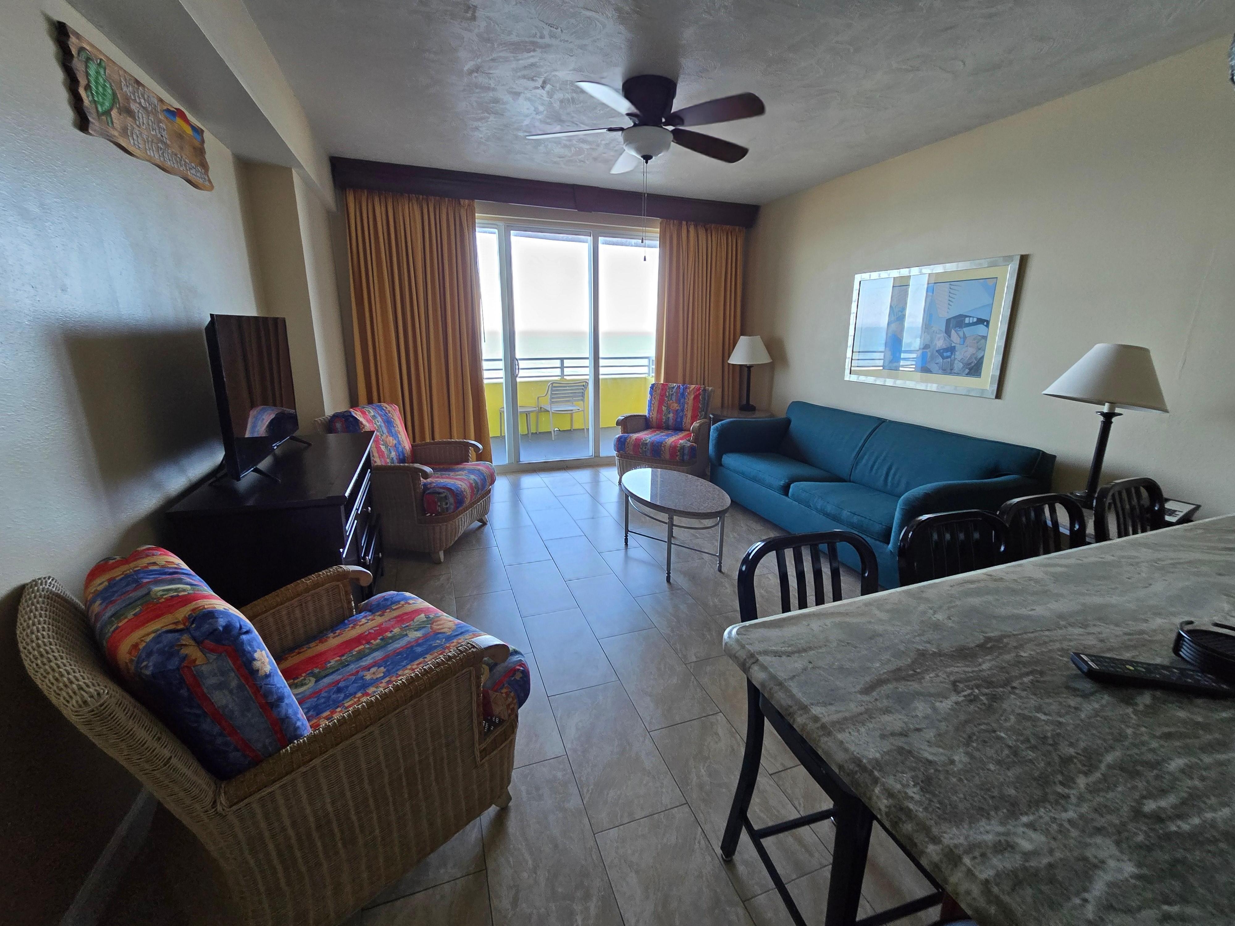 Salon avec balcon vue sur la plage