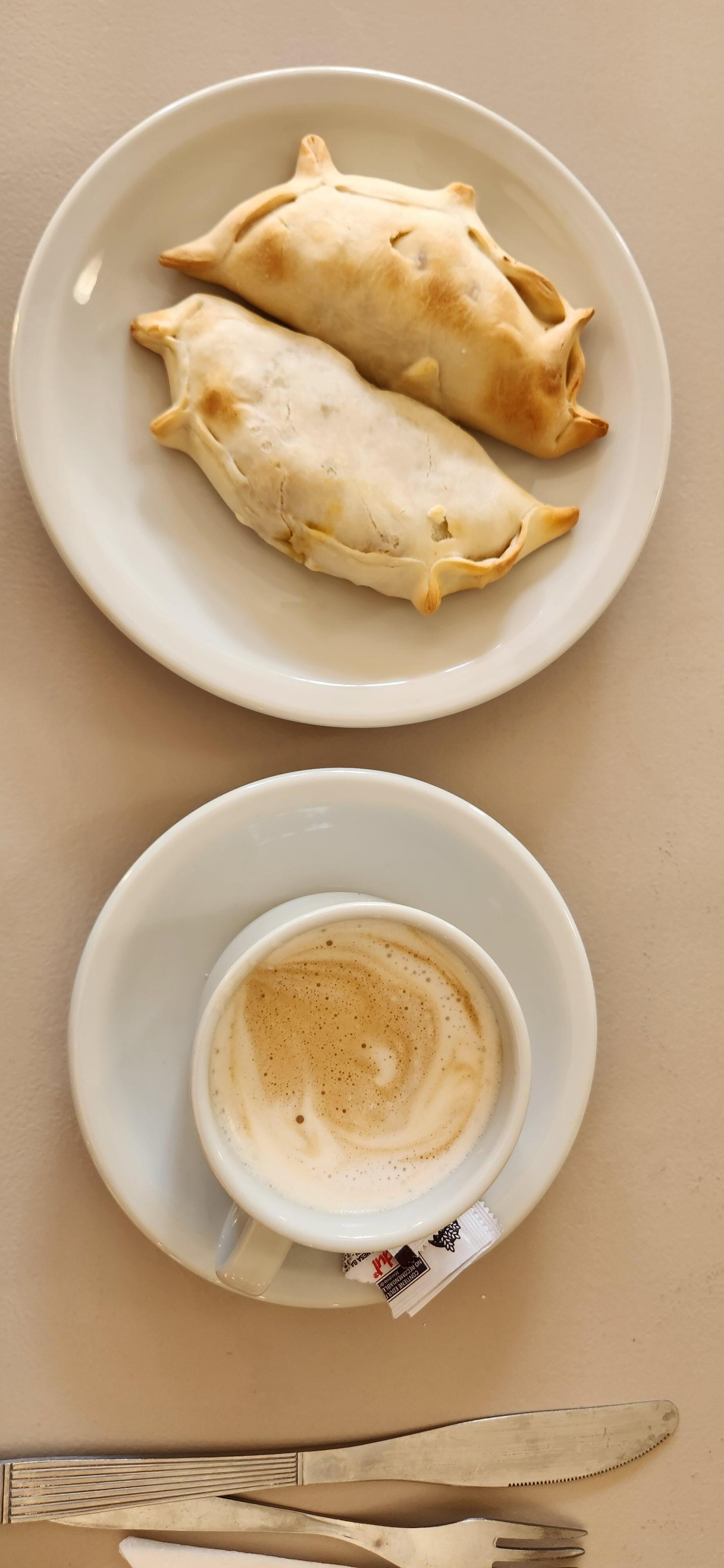 Empanadas de pollo y Café