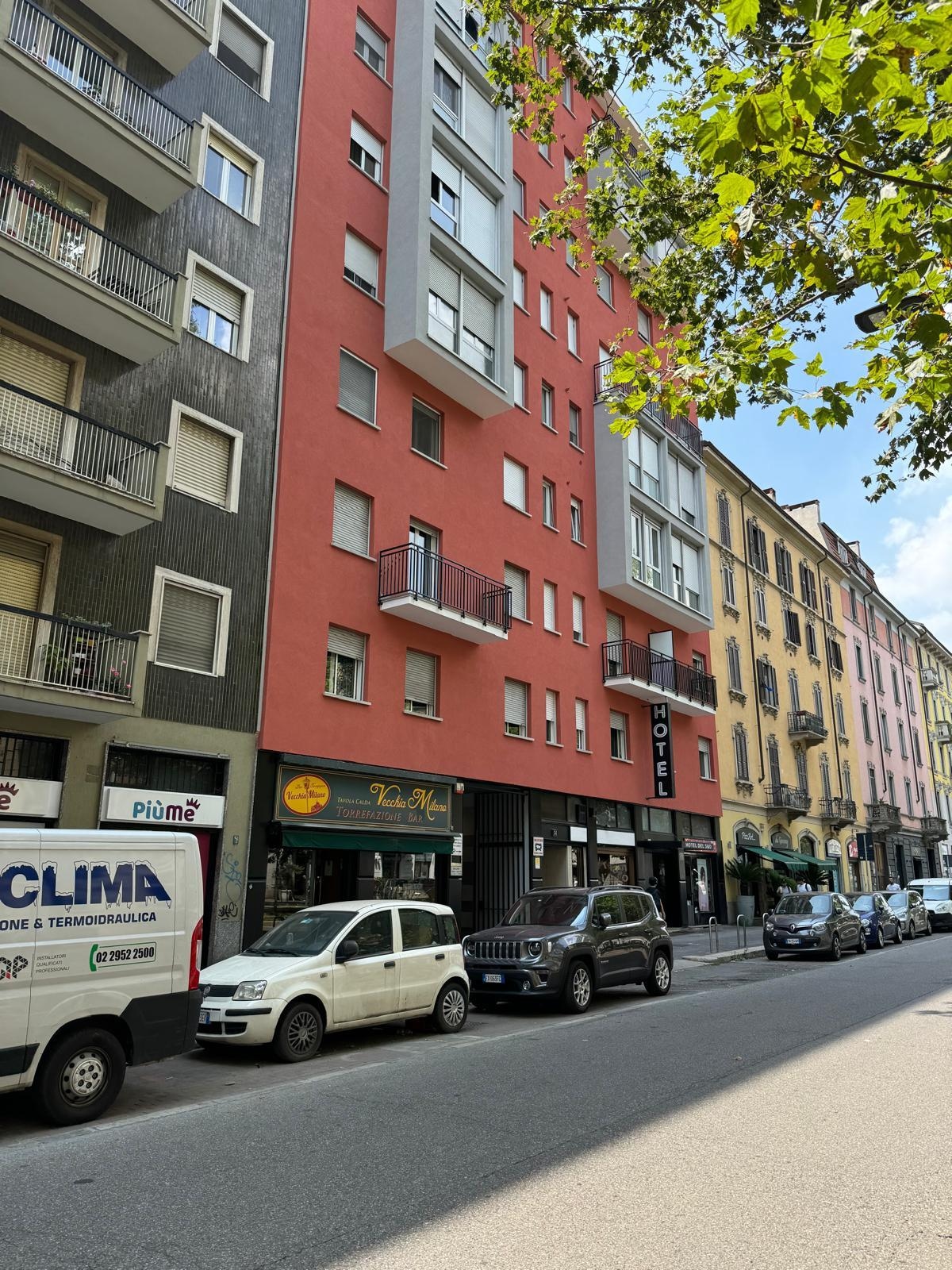 La fachada del hotel. Casi todo lo que pude ver