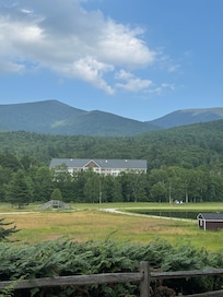 âView of backside of Glen House from   trail systemâ