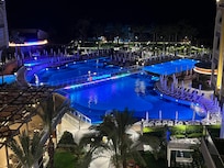 Pool området by night