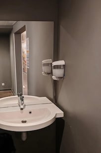 Los baños estaban súper sucios, incluso había heces fecales y pelos