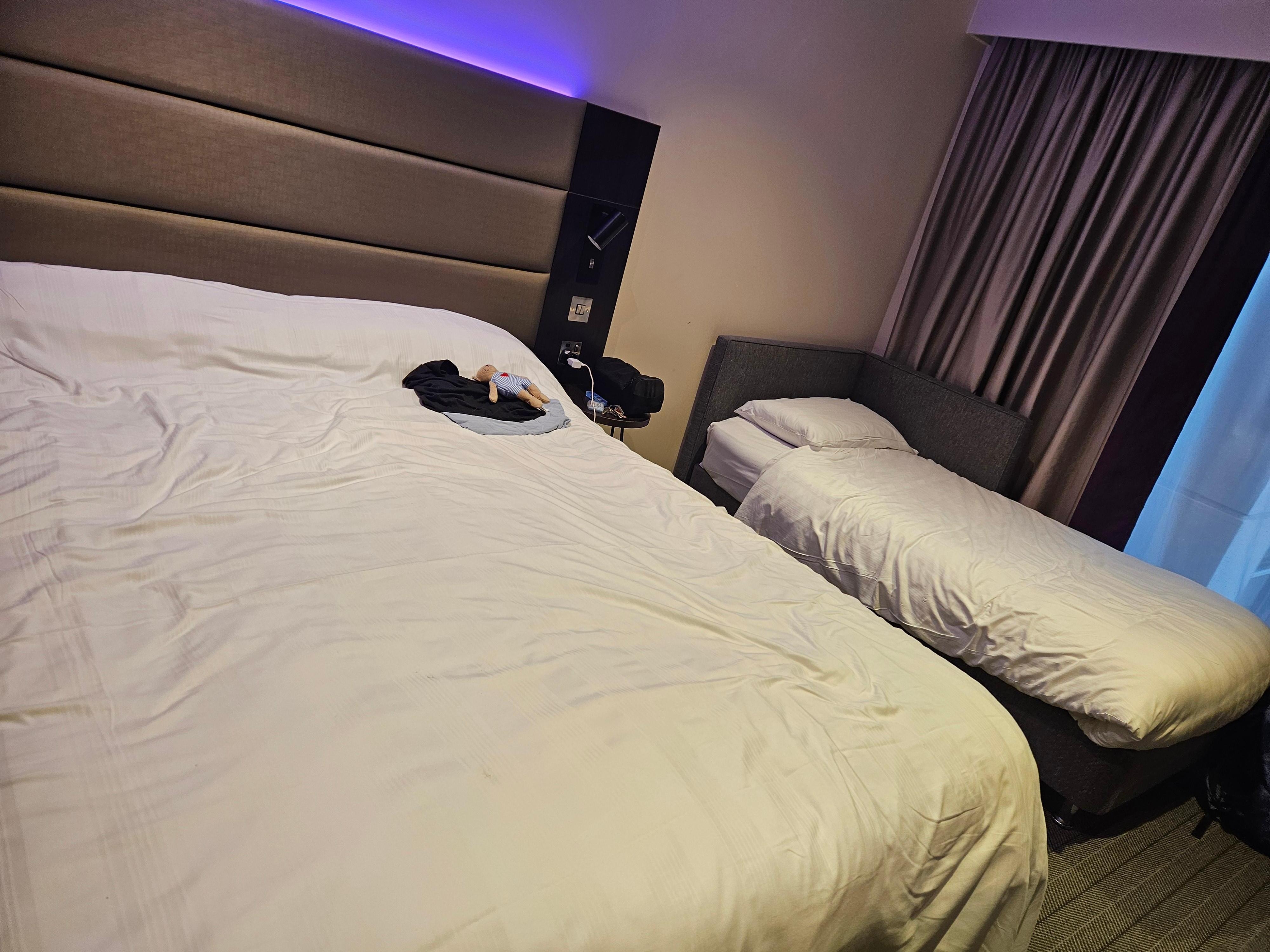 Zimmer geräumig. Man kann selbst entscheiden wann geputzt werden soll!