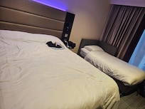 Zimmer geräumig. Man kann selbst entscheiden wann geputzt werden soll!