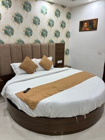 Nice throwback 70s round bed but a little short for those over 5’4”