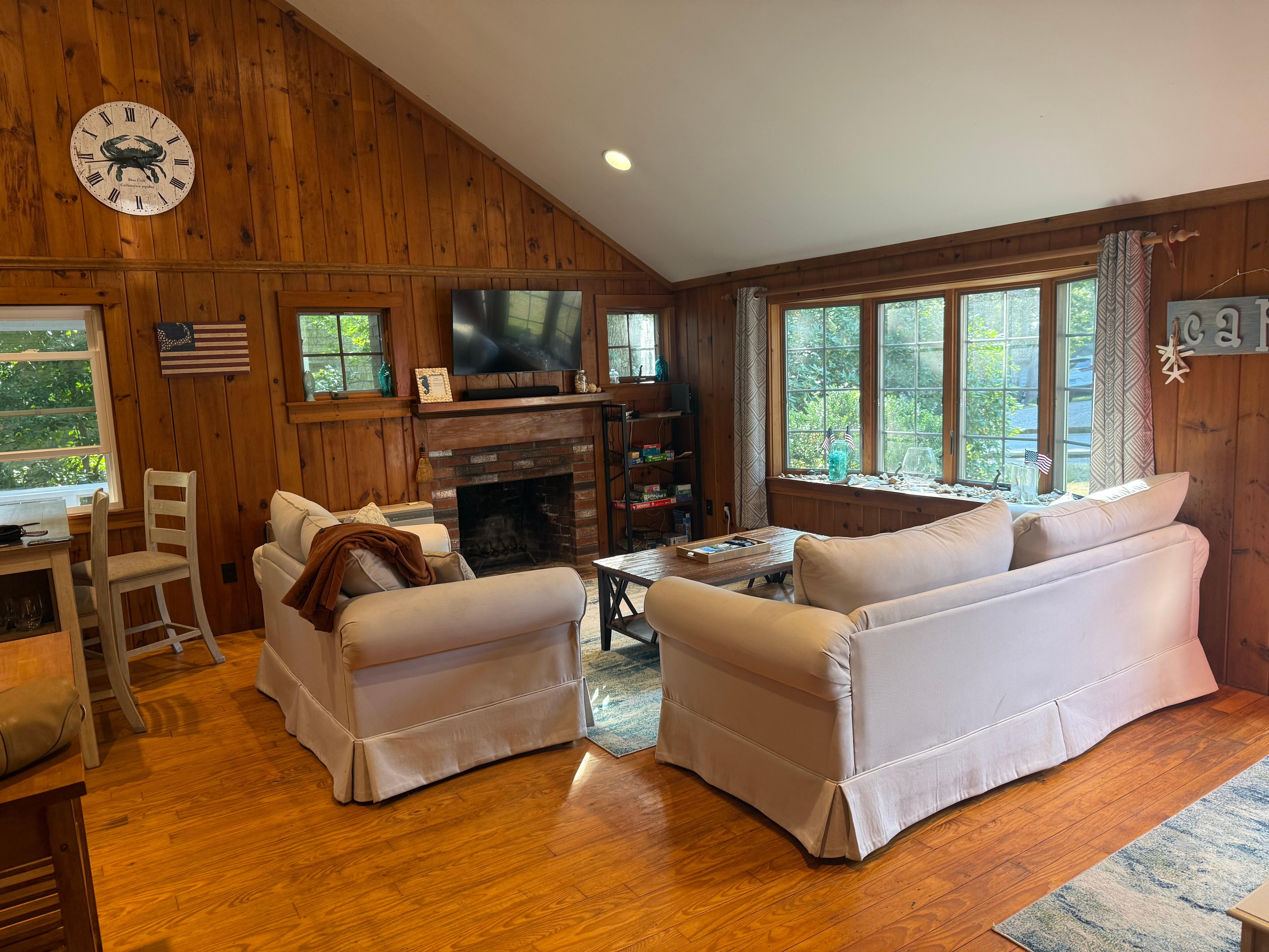 Cute & comfortable. Looked just like the pictures. Hosts were nice & easy to communicate with.