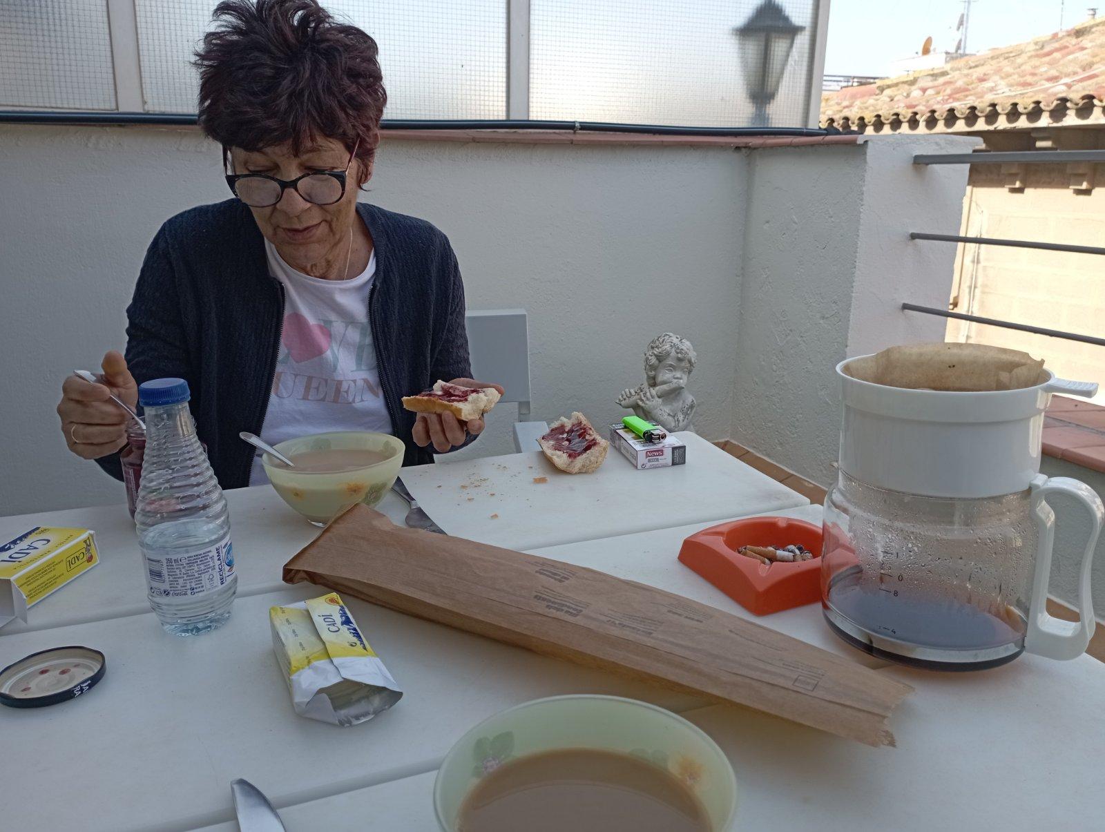 Table spacieuse sur la terrasse, avec 4 chaises confortables. Nous sommes venus à l'hotel avec notre nécessaire pour le petit dejeuner. Tres agréable le petit dejeuner à l'extérieur. Terrasse ombragée le matin. Store pour obtenir l'ombre l'apres midi