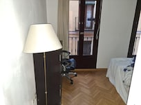 Seconde chambre, un lit. Deux fenêtres dont une qui ferme mal et dont le volet ne ferme plus du tout.