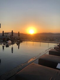 Från poolen på taket vid solnedgången