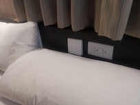 開關及插座就在枕頭正上方,設計不當,會一直碰到,睡覺翻身就會碰到打開電燈