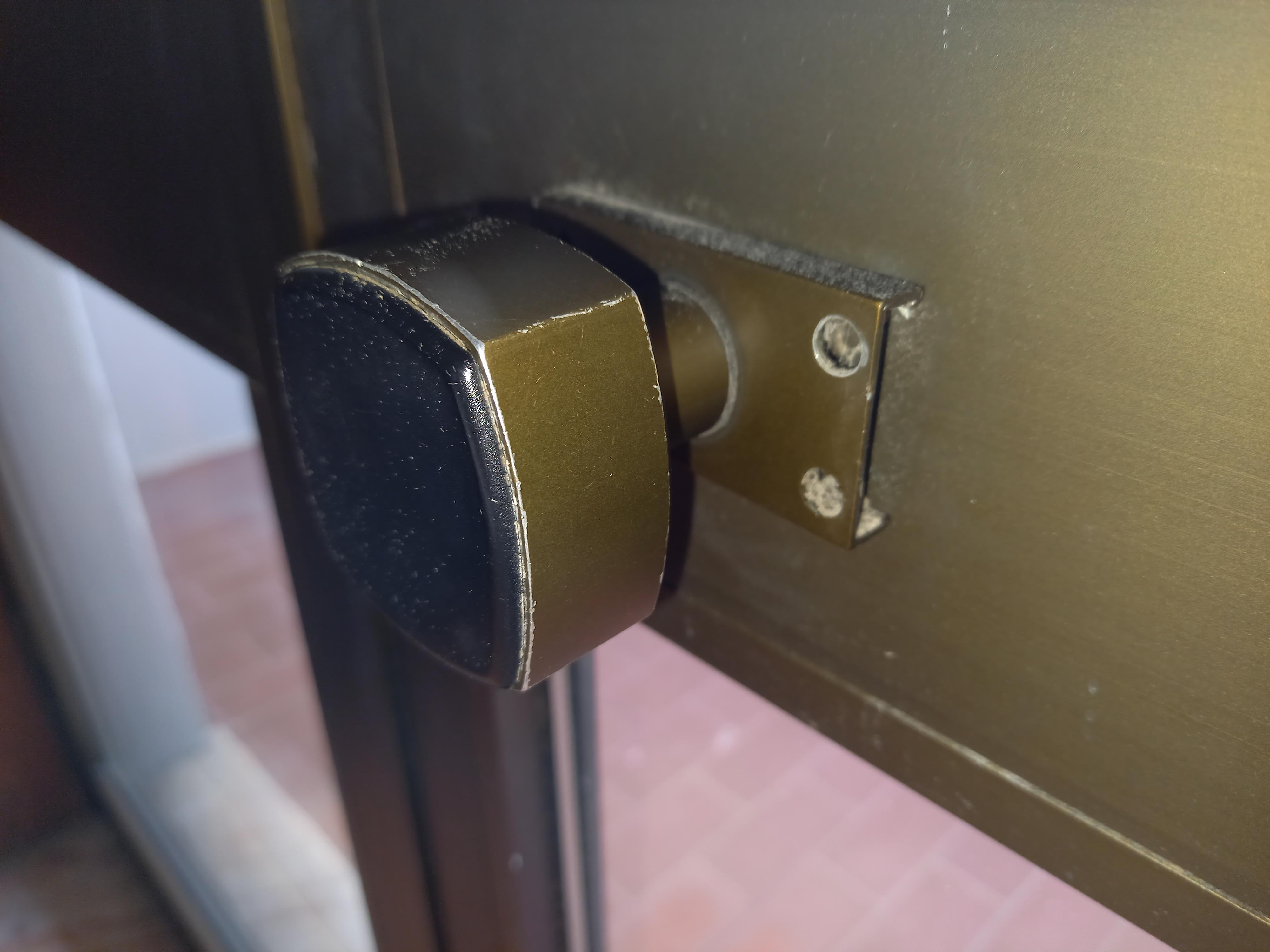 Fixation poignet de porte  vétuste