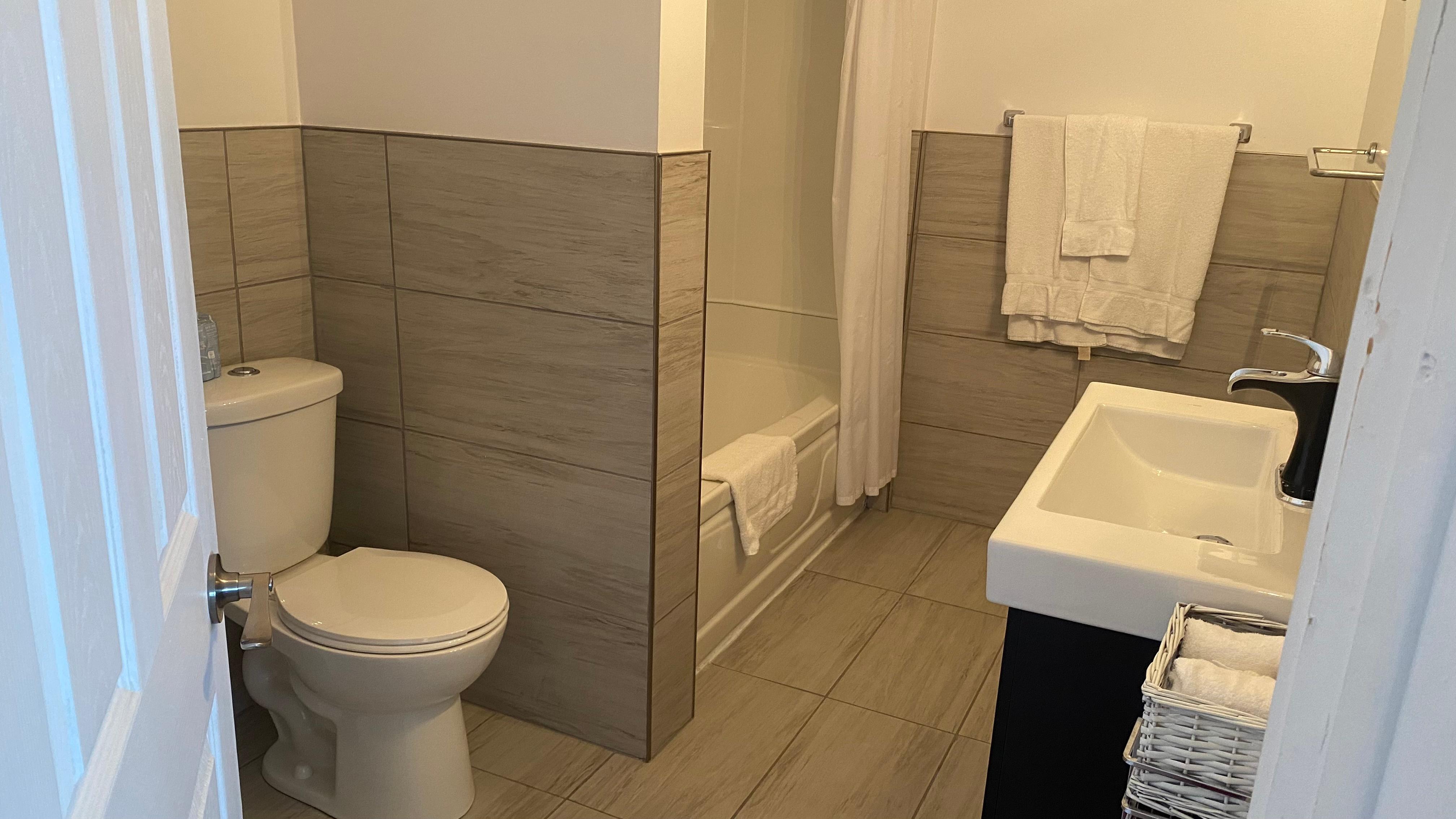 Salle de bain tout rénové très propre 