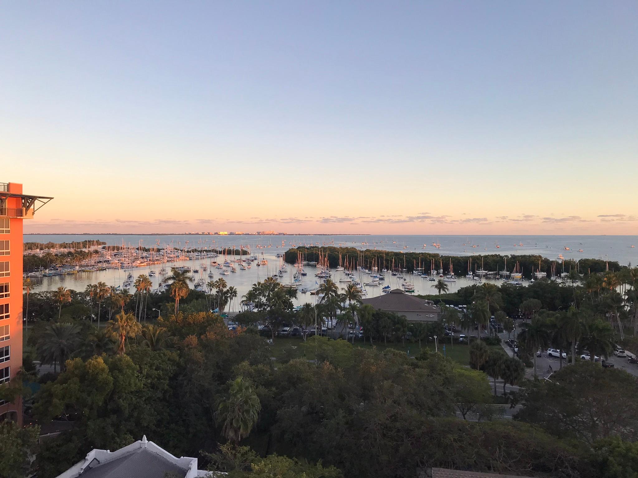 Blick vom Poolbereich auf das Meer