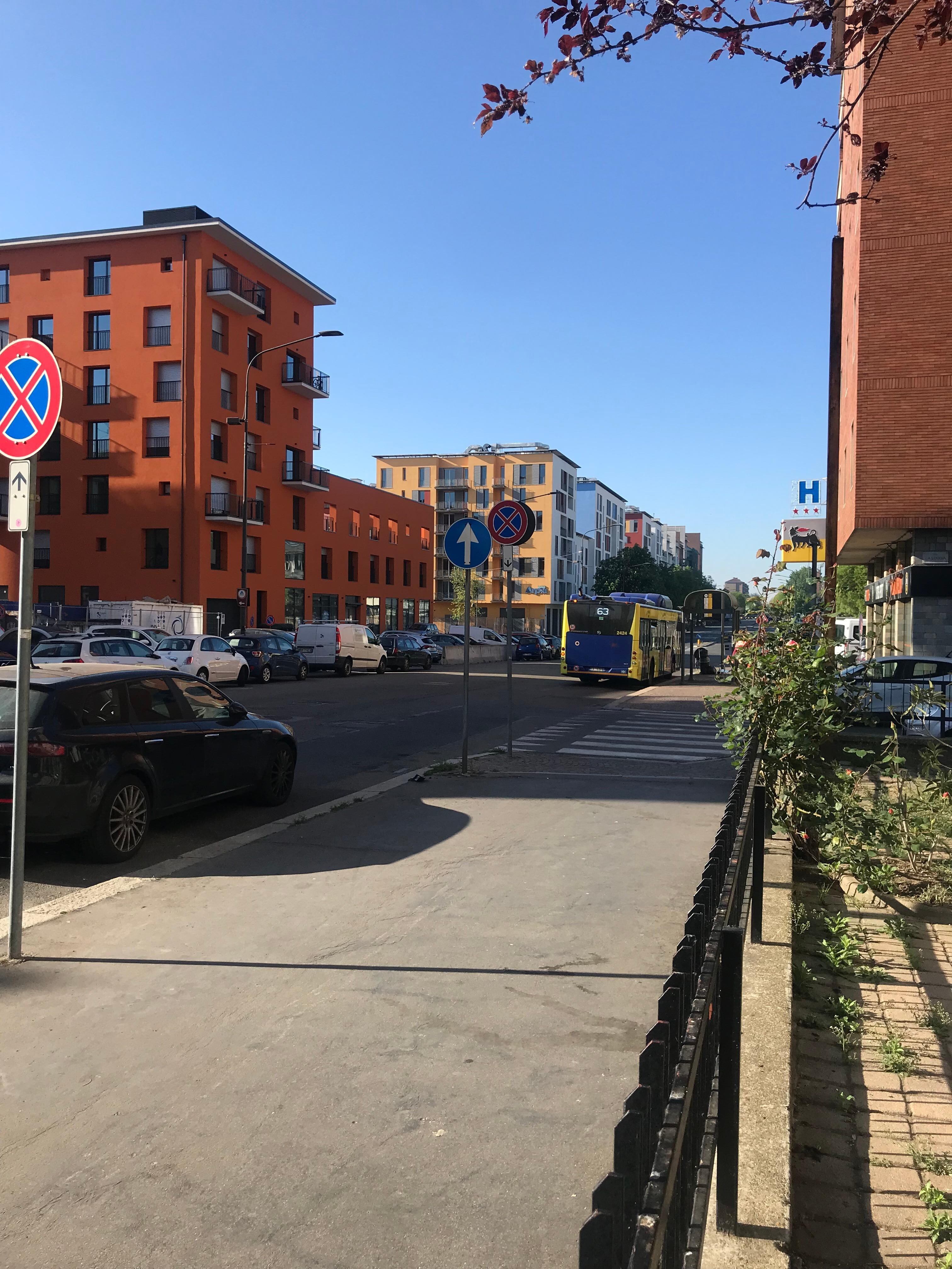 Gatan utanför. Hotellet ligger pÄ högersidan dÀr man ser ett H.