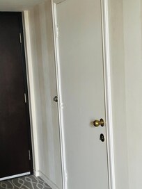 La puerta que comunica a otra abitacion Mui molesta por que continuamente tartaric de abrir