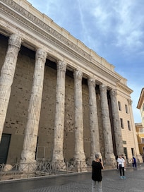 Queda mega cerca el panteón y la iglesia de san Ignacio de Loyola donde está el espejo para selfi con el arte del techo!