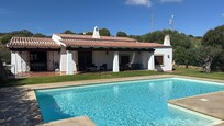 Blick vom Pool auf das Haus